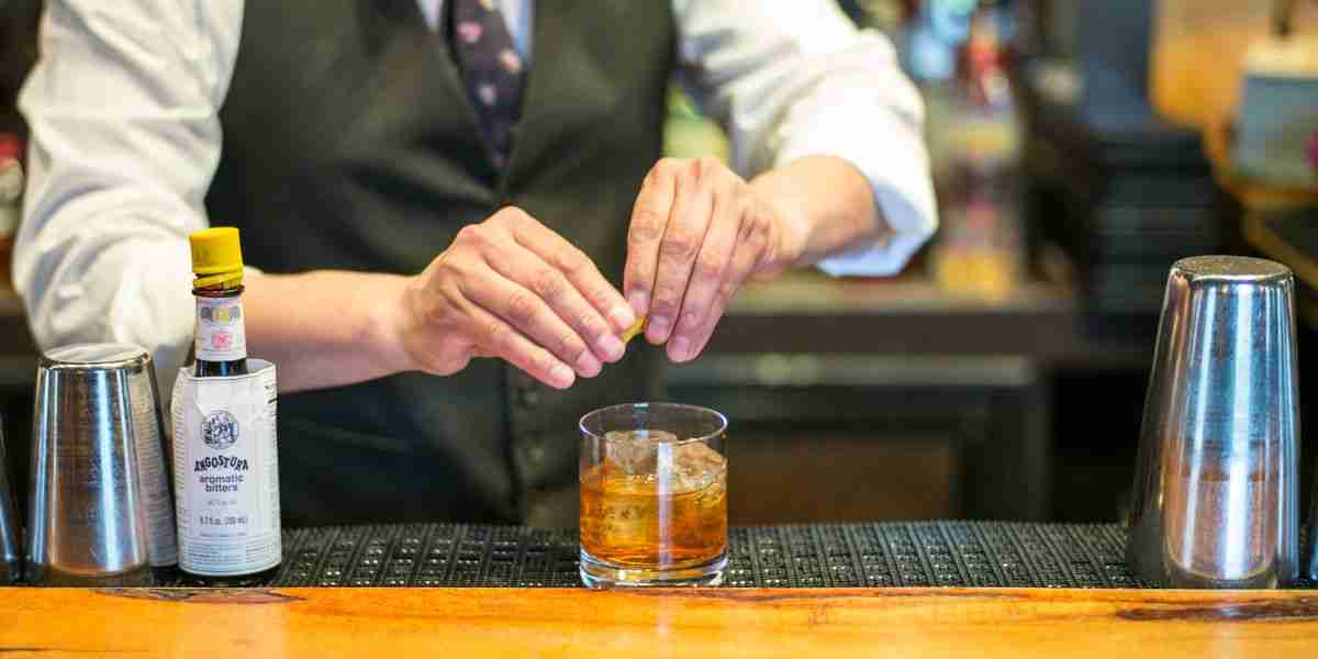 Beyond the G&T: Mastering the Bright, Floral Elegance of the Gin and Elderflower Cocktail